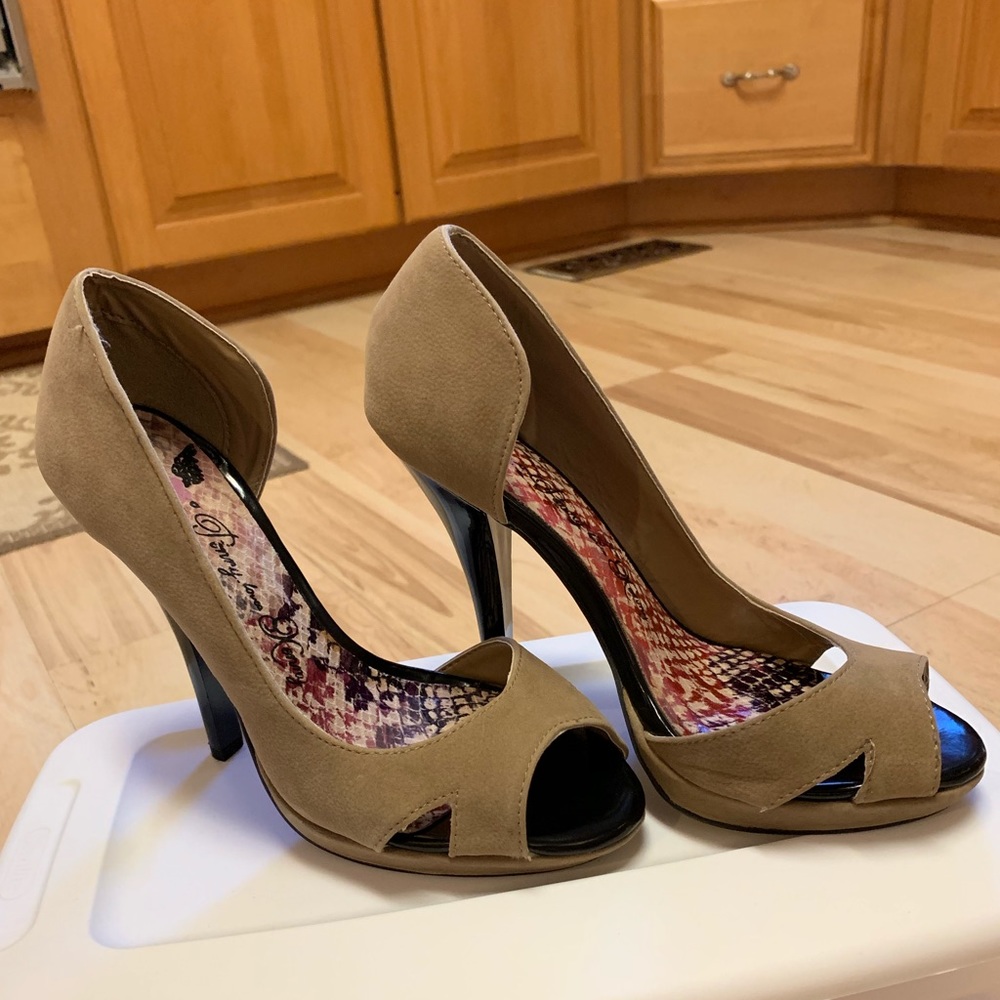 Penny loves Kenny Size 6.5 beige peep toe heels
